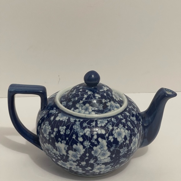 Vintage Chelsea Art Pottery Porcelain China Tea Pot Blue and White Floral Print - Picture 10 of 12